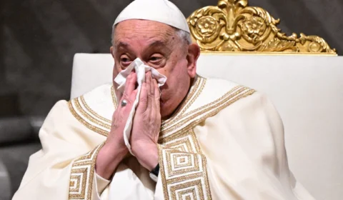 Em estado crítico, Papa Francisco recebe transfusão de sangue e aplicação de oxigênio