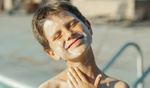 Você sabe qual fator de protetor solar usar durante o carnaval? Aprenda a cuidar da pele durante a folia