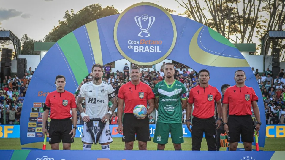 Tocantinópolis x Atlético: Galo vence com polêmica e gols no fim pela Copa do Brasil