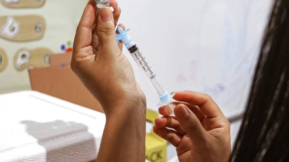 Acre recebe 3,8 mil doses da nova vacina contra vírus respiratório para proteger gestantes e bebês