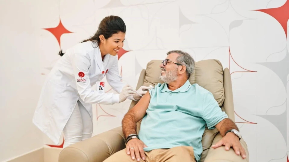 Vacinas para adultos: confira lista com dez imunizantes essenciais