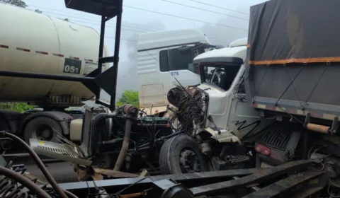 Acidente envolvendo caminhões deixa BR-174 interditada no Amazonas; veja vídeo