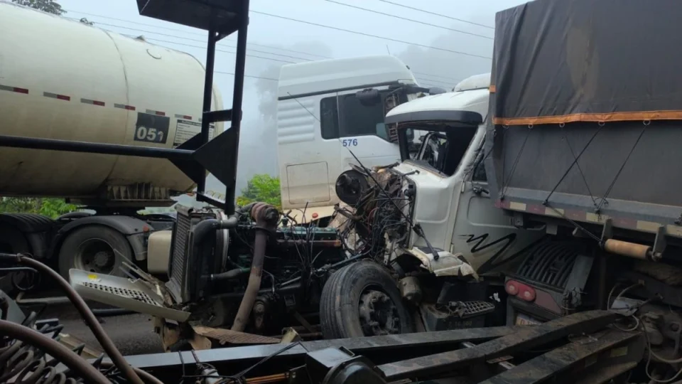 Acidente envolvendo caminhões deixa BR-174 interditada no Amazonas; veja vídeo