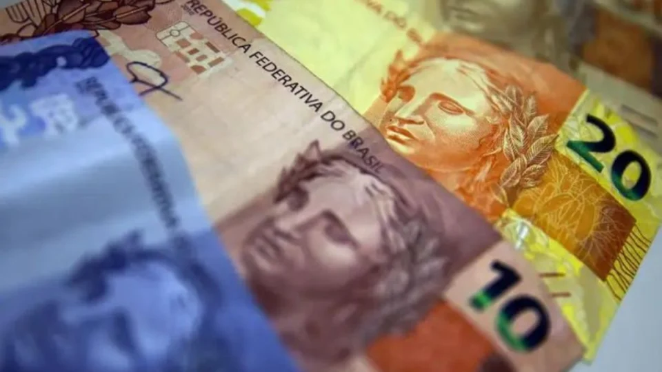 Alta dos juros para 14,25% torna empréstimos e financiamentos mais acessíveis, porém mais caros