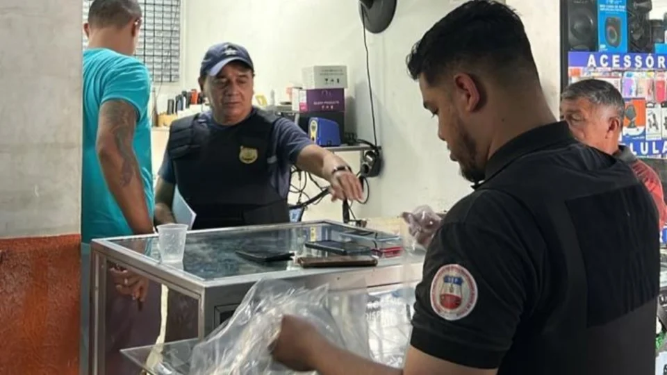 Dono de assistência é preso por vender celulares roubados na Compensa, em Manaus