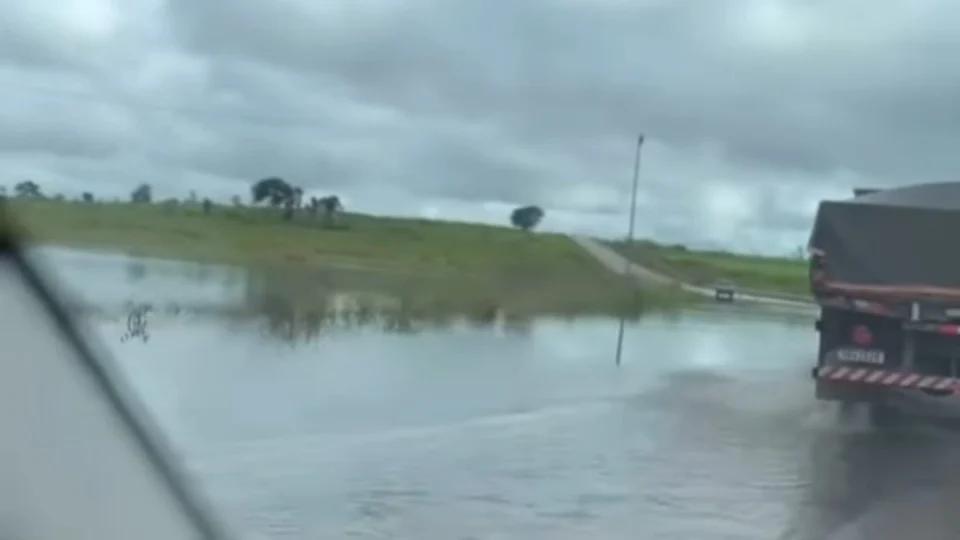 VÍDEO: BR-425 alaga com a cheia e rio Madeira chega à cota de emergência com mais de 16 metros
