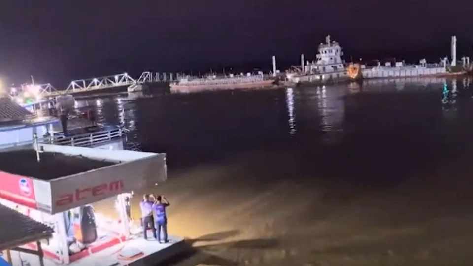 VÍDEO: balsas perdem o controle e colidem com porto de Humaitá