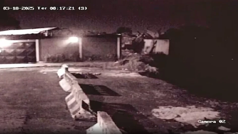 Casa é ‘engolida’ por barranco no bairro Cidade Nova, em Manaus; veja vídeo