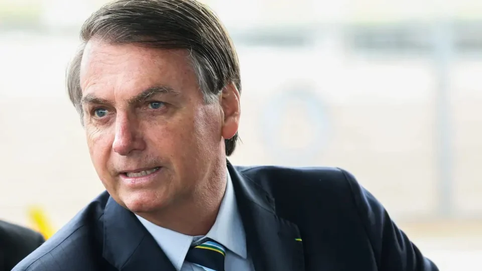 Bolsonaro se emociona ao comentar licença do filho Eduardo: ‘liberdade é mais importante’