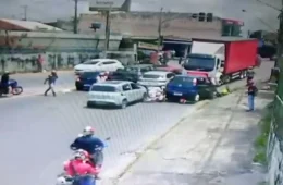 Caminhão invade contramão e atinge carros e motos na zona Norte de Manaus; veja vídeo