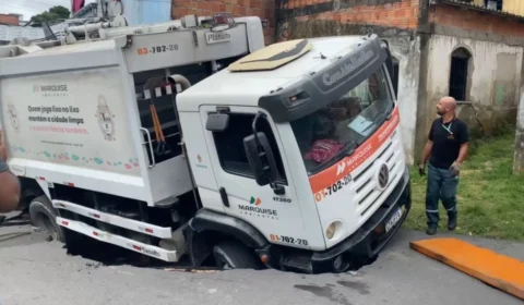Caminhão é ‘engolido’ por buraco após asfalto ceder na zona Leste de Manaus; veja vídeo