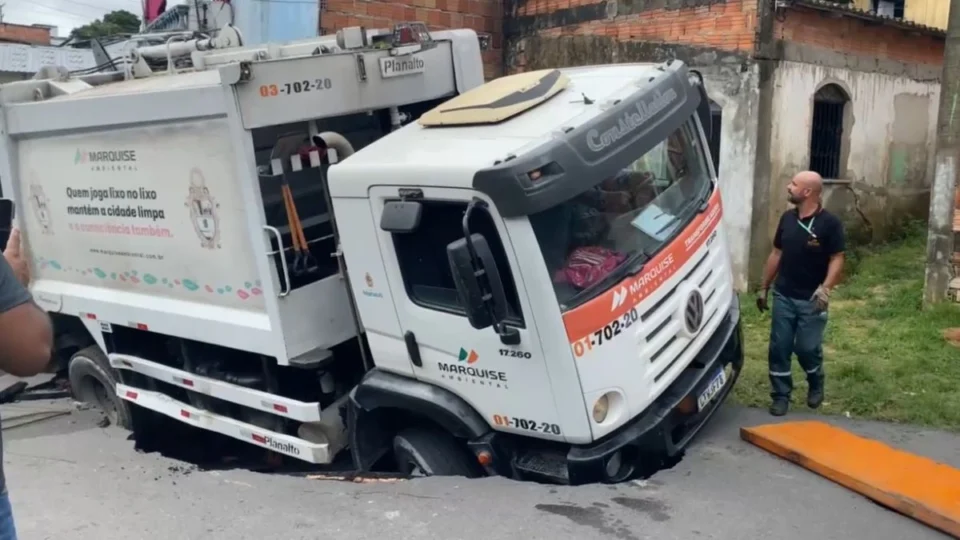 Caminhão é ‘engolido’ por buraco após asfalto ceder na zona Leste de Manaus; veja vídeo
