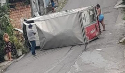 VÍDEO: caminhão tomba ao desviar de carros em ladeira de Manaus; motorista fica ferido