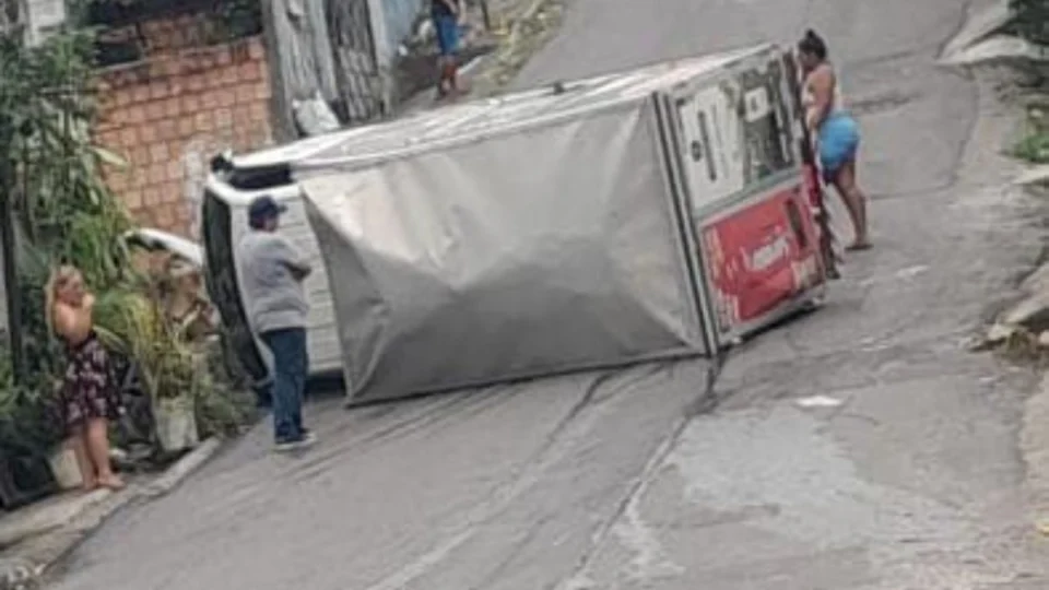 VÍDEO: caminhão tomba ao desviar de carros em ladeira de Manaus; motorista fica ferido