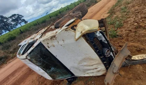 Caminhonete da Prefeitura de Rolim de Moura capota e deixa dois feridos