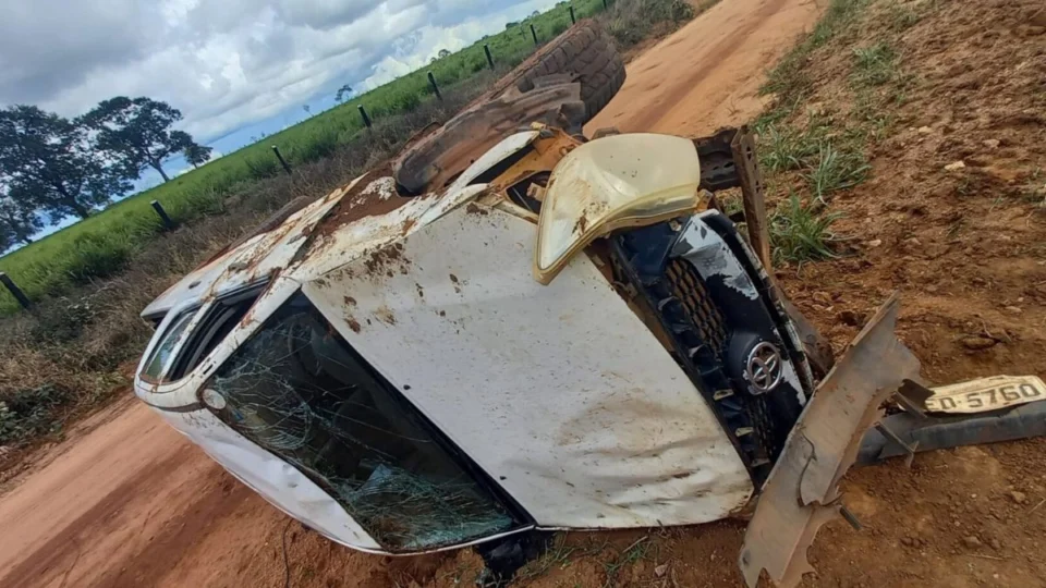 Caminhonete da Prefeitura de Rolim de Moura capota e deixa dois feridos