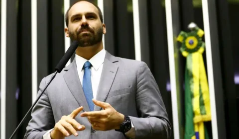 Eduardo Bolsonaro anuncia licença do mandato para ficar nos EUA; entenda motivo