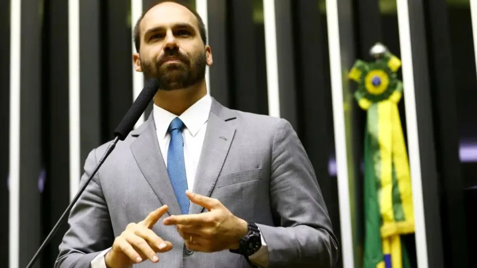 Eduardo Bolsonaro anuncia licença do mandato para ficar nos EUA; entenda motivo