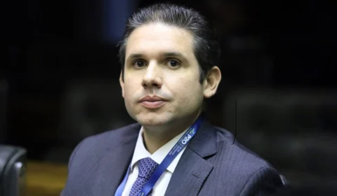 Hugo Motta é confrontado por mãe que cobra anistia para condenados de 8 de janeiro; entenda