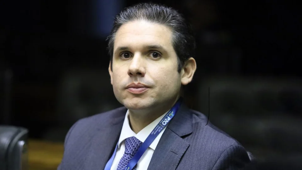 Hugo Motta é confrontado por mãe que cobra anistia para condenados de 8 de janeiro; entenda