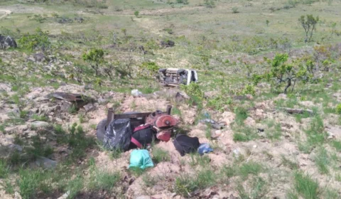 VÍDEO: Dois homens morrem após transporte escolar capotar em Roraima; veja