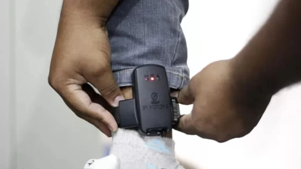 Botão do pânico e tornozeleiras: entenda medida que reforça proteção de vítimas de violência doméstica