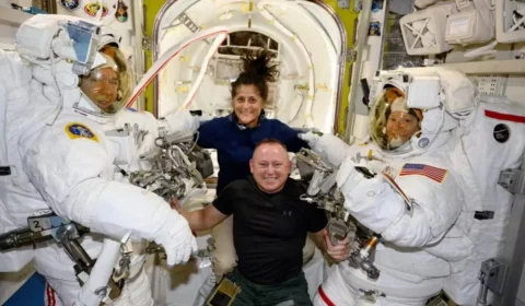 Cápsula para resgatar astronautas ‘presos no espaço’ chega à Estação Espacial