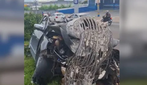 Após colisão, carro derruba poste em acidente na avenida Torquato Tapajós, em Manaus; veja vídeo