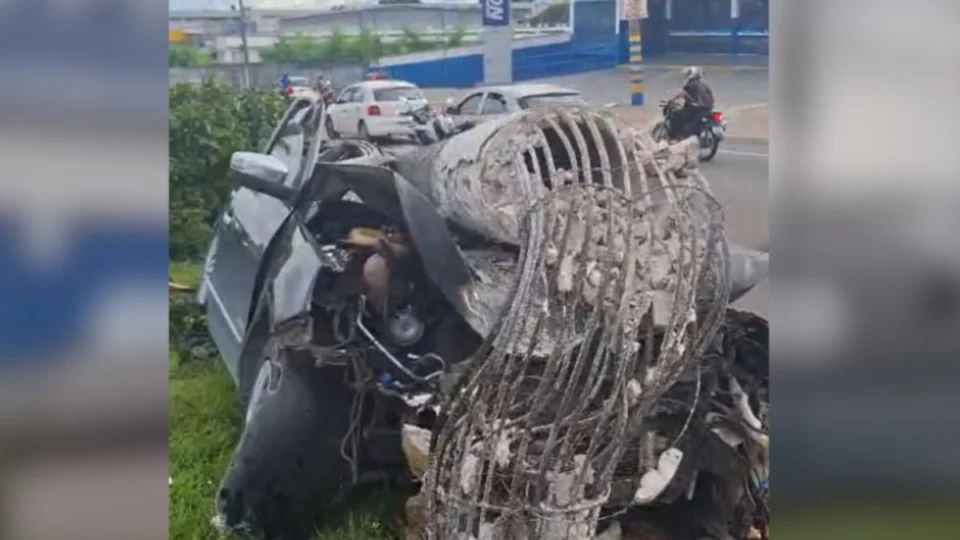 Após colisão, carro derruba poste em acidente na avenida Torquato Tapajós, em Manaus; veja vídeo