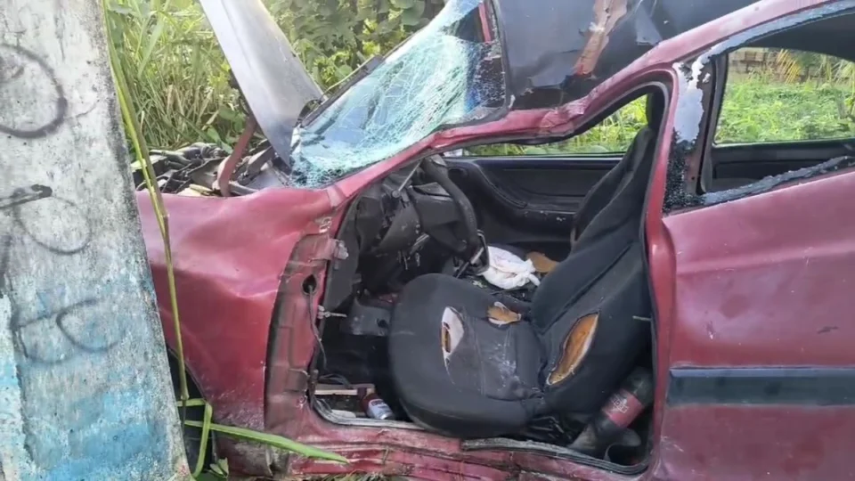 VÍDEO: motorista morre após carro colidir contra poste na Avenida das Torres em Manaus