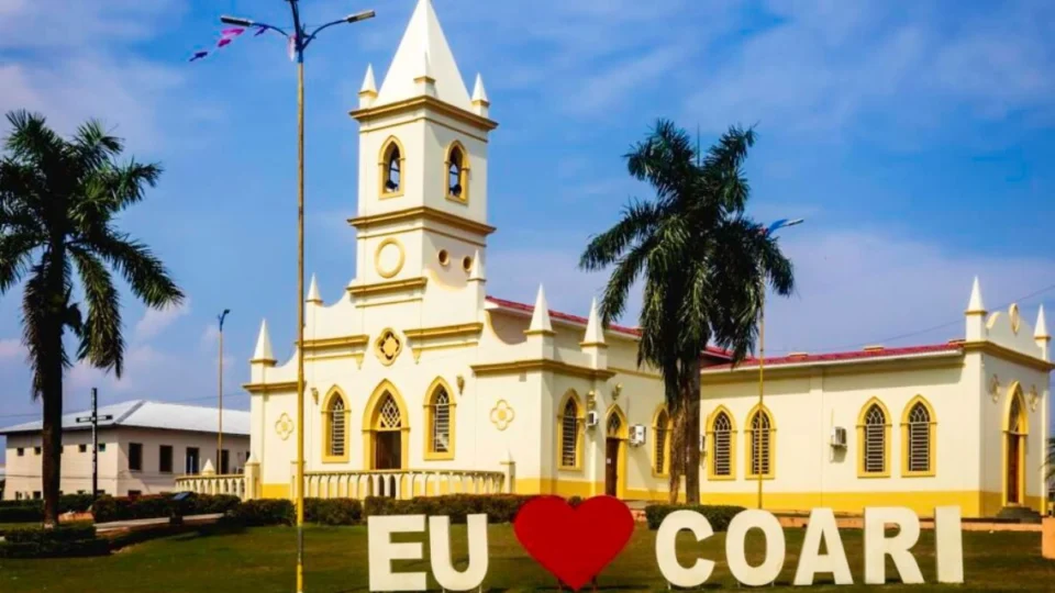 Catedral com arquitetura espanhola é ponto turístico em Coari, no Amazonas