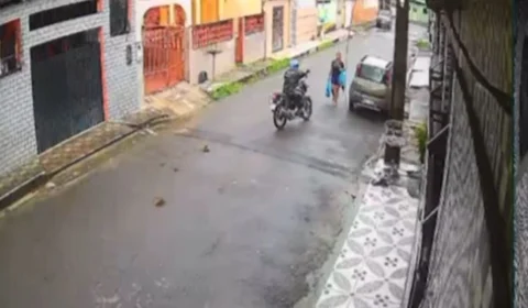 Criminoso assalta mulher e foge com suas sacolas em Manaus; veja vídeo