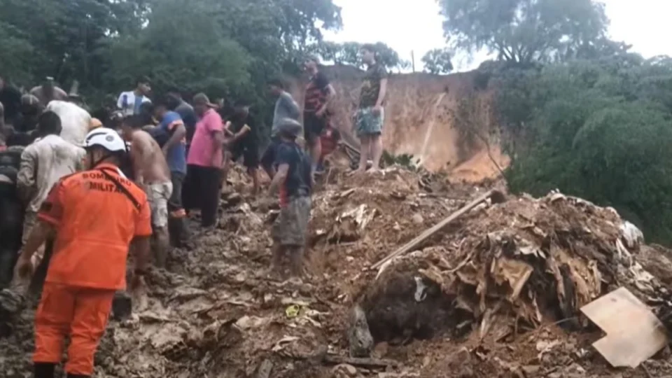 Deslizamento deixa ao menos três pessoas soterradas na comunidade Fazendinha 2, em Manaus