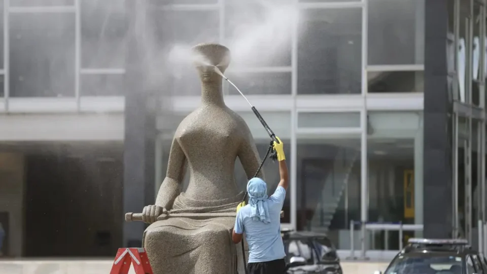 Após voto de Moraes, julgamento da acusada de pichar estátua da Justiça é adiado