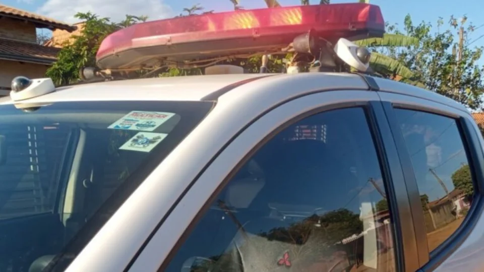 Embriagado, homem agride e arrasta mulher pelos cabelos na rua em Rondônia