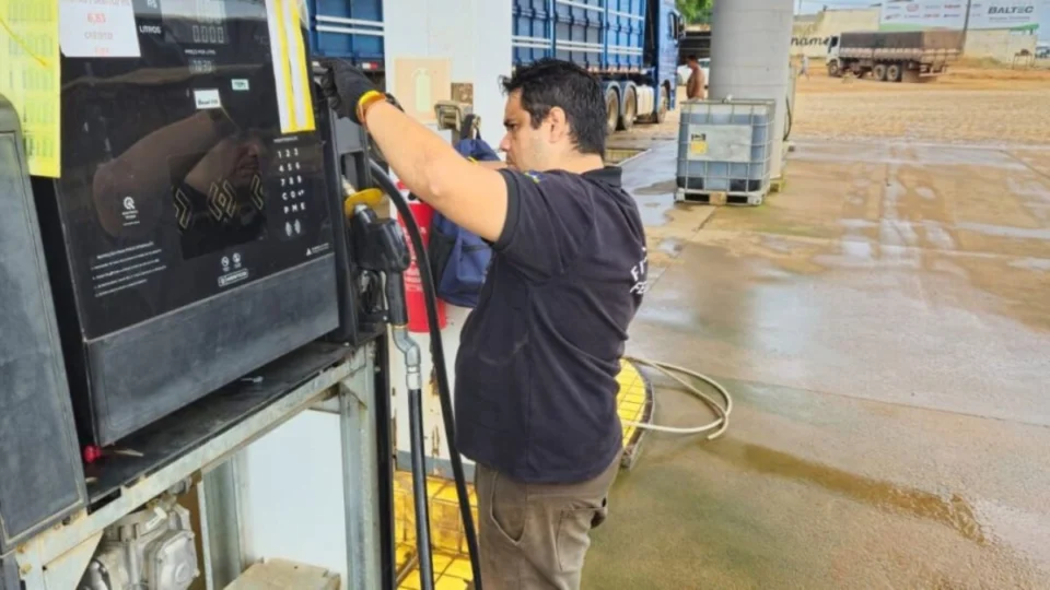 Vazamentos em bombas e outras irregularidades são detectados em postos de combustíveis em Ariquemes