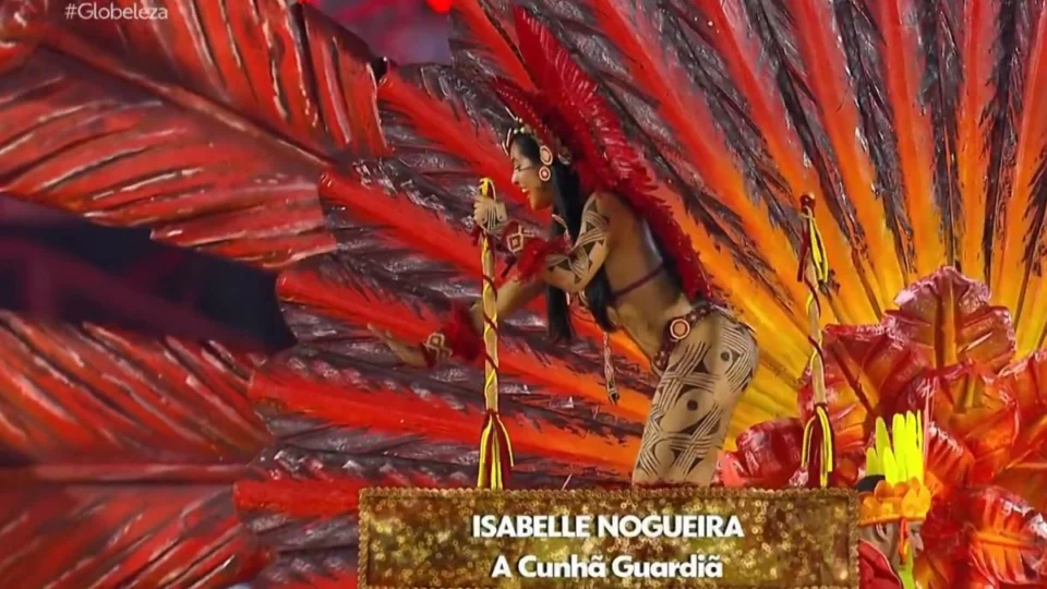 Isabelle Nogueira desfila como ‘Cunhã Guardiã’ em estreia no Sambódromo de São Paulo