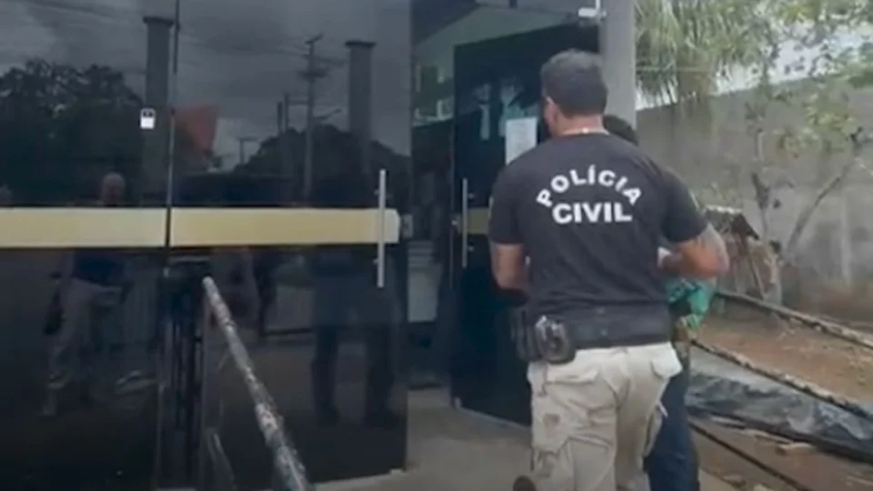 Jovem invade casa, é rendido e esfaqueado por morador em Novo Airão