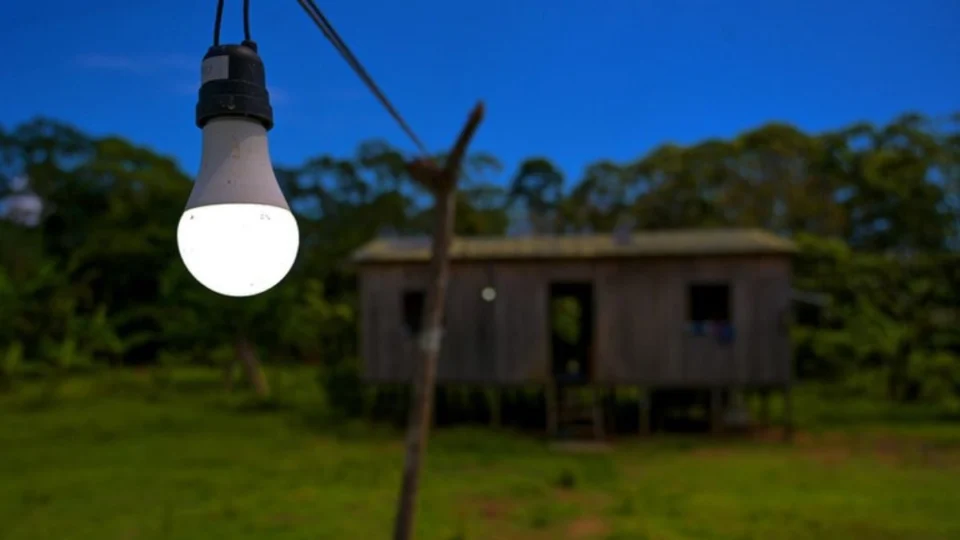 Luz para Todos atinge apenas 6% da meta no Amazonas e deixa famílias sem energia