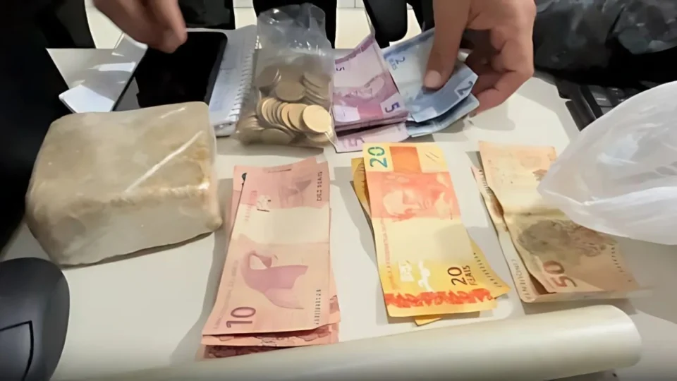 Mulher de líder de facção criminosa é presa com droga em distribuidora de fachada em Candeias do Jamari, RO