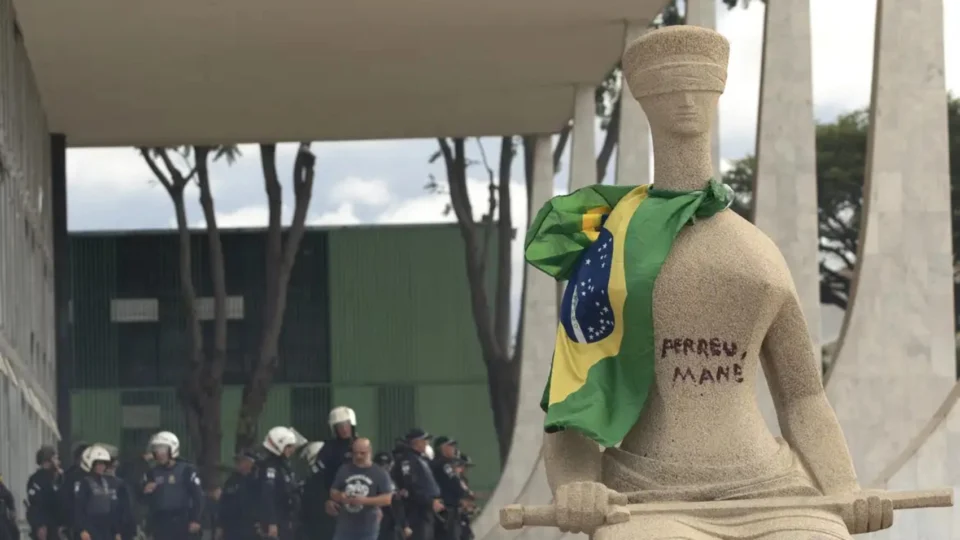 Moraes vota para condenar acusada que pichou ‘Perdeu, mané’ na estátua da Justiça; Bolsonaro reage