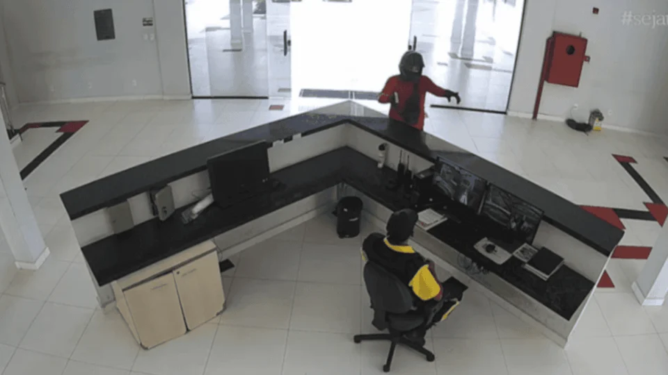 Criminoso armado assalta vigilante dentro da reitoria do IFAC e rouba arma; veja vídeo