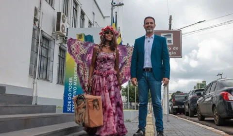 Prefeito Léo Moraes anuncia nomeação da ‘Bailarina da Praça’ como servidora municipal; veja vídeo