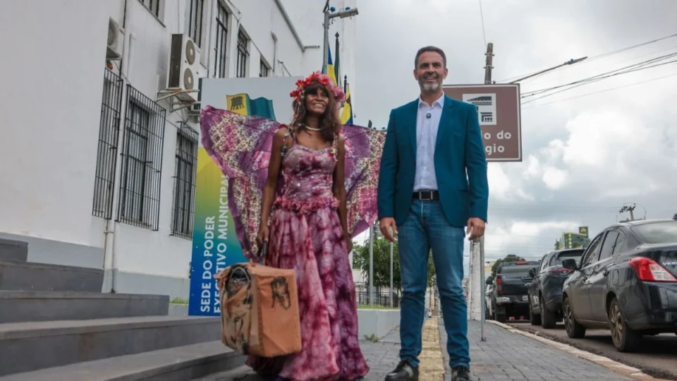 Prefeito Léo Moraes anuncia nomeação da ‘Bailarina da Praça’ como servidora municipal; veja vídeo