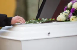 Cidade do Amazonas com poucas mortes é investigada por gastar R$ 2 milhões em serviços funerários