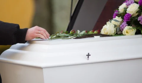 Cidade do Amazonas com poucas mortes é investigada por gastar R$ 2 milhões em serviços funerários