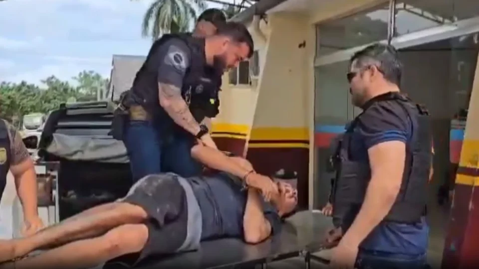‘Ai, Jesus! Me ajuda’: traficante é baleado e grita de dor ao reagir à prisão no Amazonas; veja vídeo