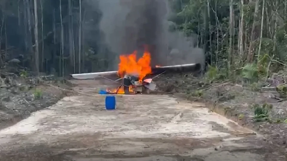 VÍDEO: helicópteros e avião usados para tráfico de drogas são destruídos no Amazonas