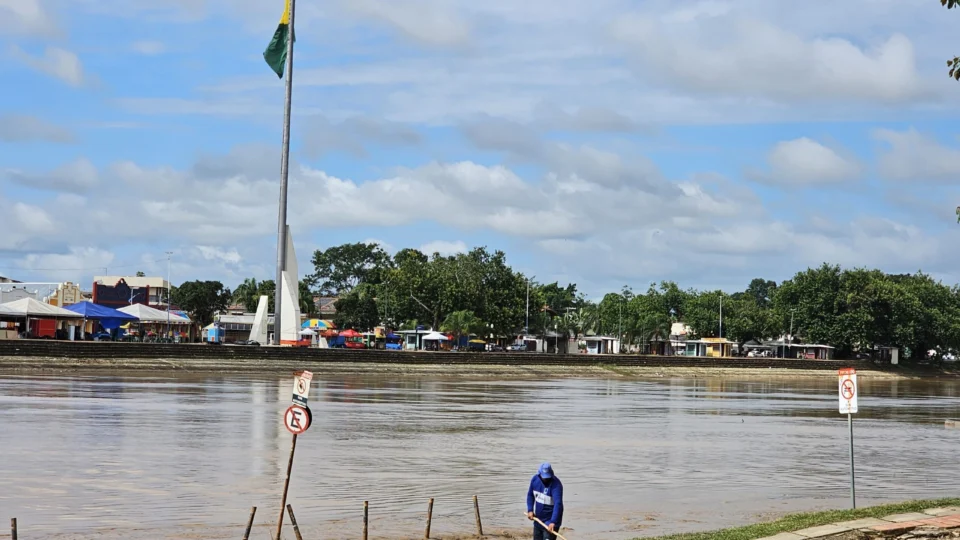 Limpeza de ruas é iniciada no bairro da Base, em Rio Branco