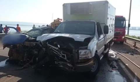 Acidente grave na ponte Palmas-Luzimangues fere motoristas de caminhão e picape